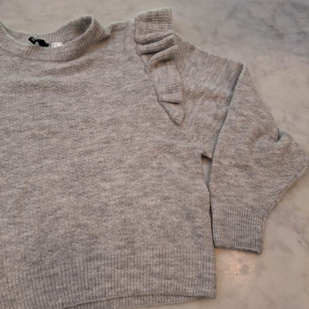 H&M Divided Sweater Wom Sz S Gray Ruffle Shoulder Knit Pullover Crewneck Cozy
